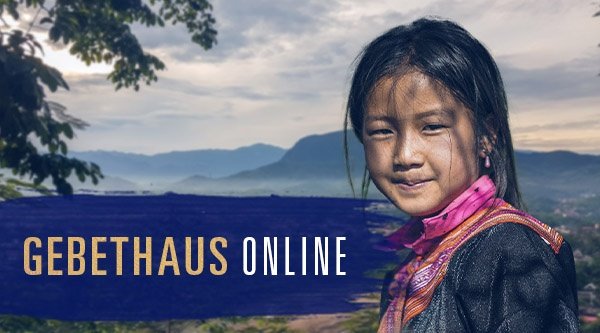 Portrait eines Mädchens mit schwarzen Haaren und Berge im Hintergrund