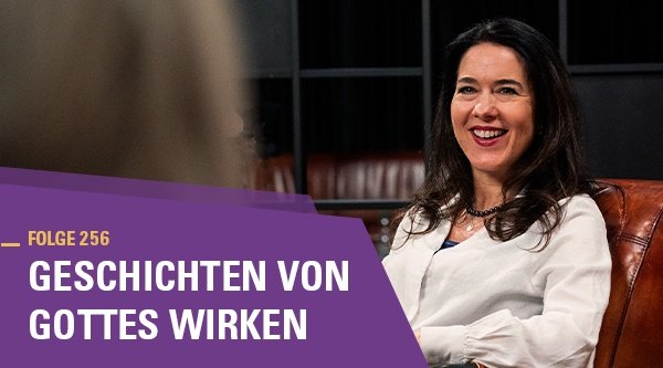 Eine Frau wird in einem Fernsehstudio interviewt