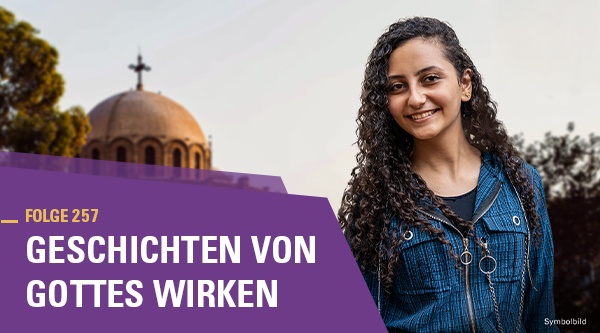 Portrait eines Mädchens mit Locken und blauer Jeansjacke