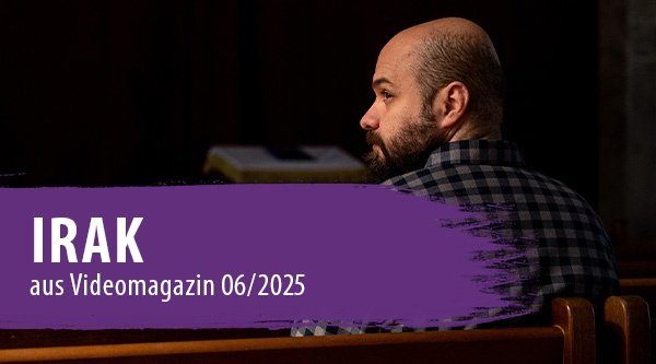 Ein Mann im Halbprofil in einem dunklen Raum