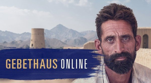 Gebetshaus Online. Ein Mann steht vor einer Wüstenlandschaft.