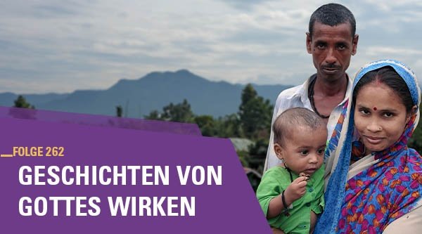Eine junge Familie vor einer Berglandschaft