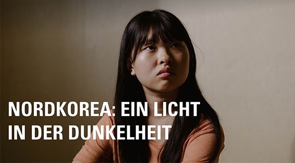 Nordkorea: Ein Licht in der Dunkelheit. Eine asiatische Frau im Halbportrait vor einem neutralen Hintergrund.