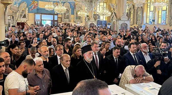 Viele Menschen in einer Kirche