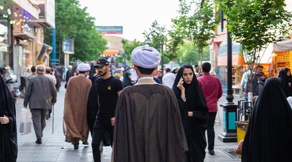 Menschen auf einer Straße 