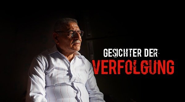 Ein älterer Mann in einem stark abgedunkeltem Raum.