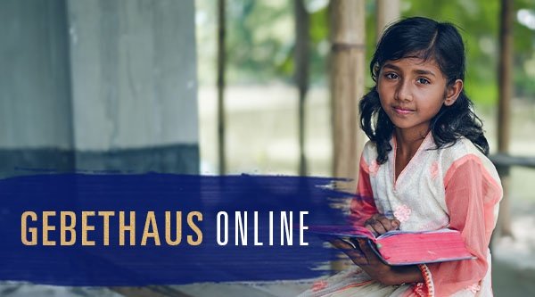 Ein junges Mädchen liest in der Bibel.