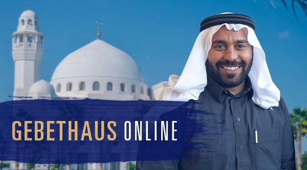 Ein typisch arabisch gekleideter Mann steht vor einem Gebäude