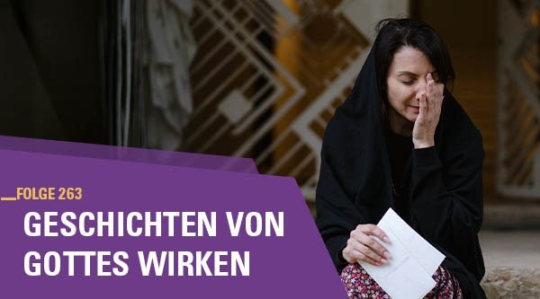 Eine Frau sitzt und hält Papier Blätter in der Hand und stützt ihr Gesicht mit anderer Hand ab