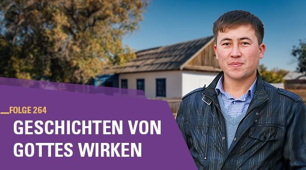 Portrait eines Mannes mit gestreifter Jacke und im Hintergrund ein Haus