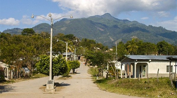 Eine Straße und im Hintergrund Berge