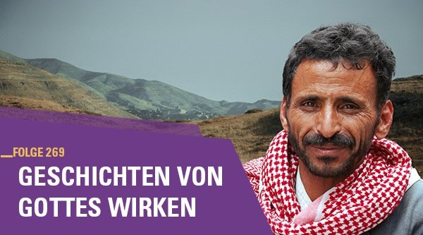 Portrait eines Mannes mit rot weiß kariertem Schal 