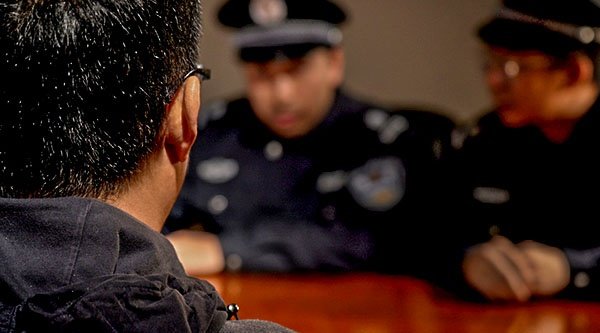 Mann wird von Polizisten verhört