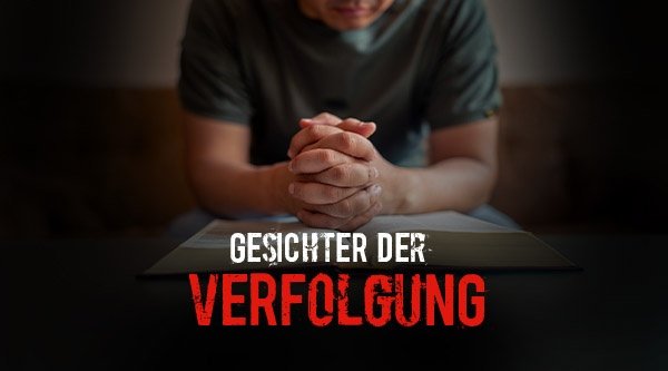 Ein Mann mit einer Bibel betet