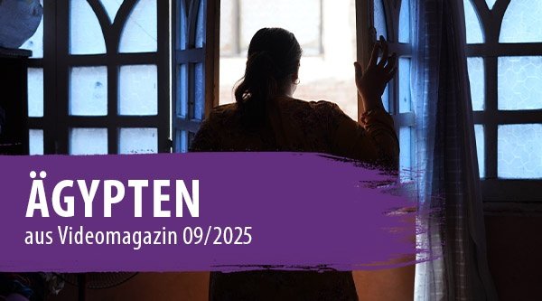 Eine Frau sieht aus einem Fenster