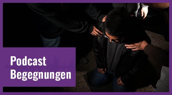 Menschen beten für einen Mann