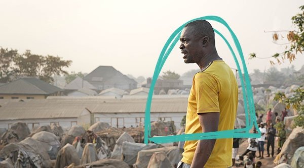 Pastor Barnabas steht auf einer Anhöhe vor einem Flüchtlingscamp in Nigeria.