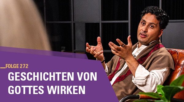 Mann erzählt etwas gestikulierend