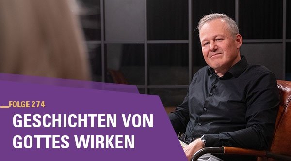 Mann sitzt auf einem Sessel