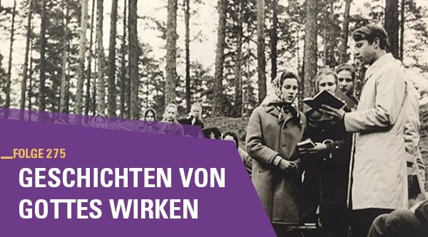 Eine Gruppe von Leuten schaut auf ein Buch