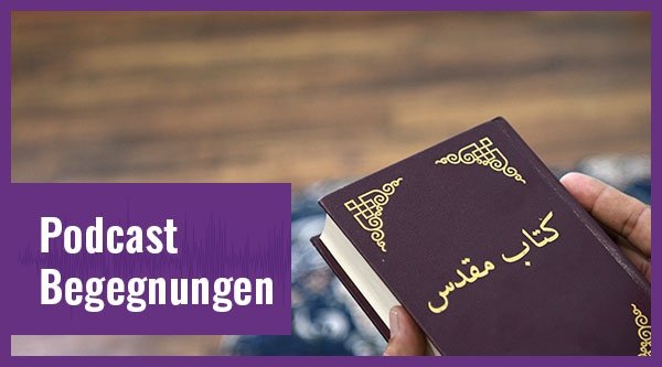 Jemand hält eine arabische Bibel