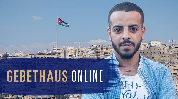 Ein Mann steht vor einer Stadt in Jordanien.