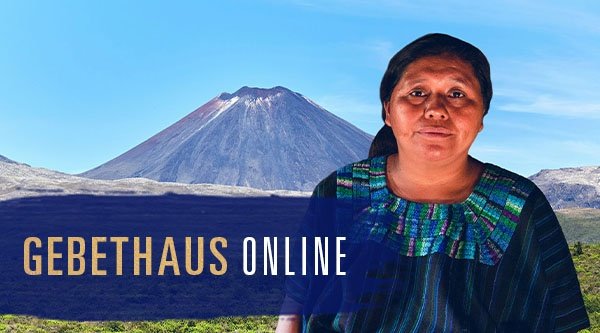 Frau steht vor einem Berg
