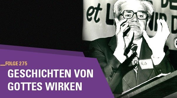 Ein Mann im Anzug hält eine Rede