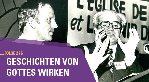 Ein Mann im Anzug hält eine Rede