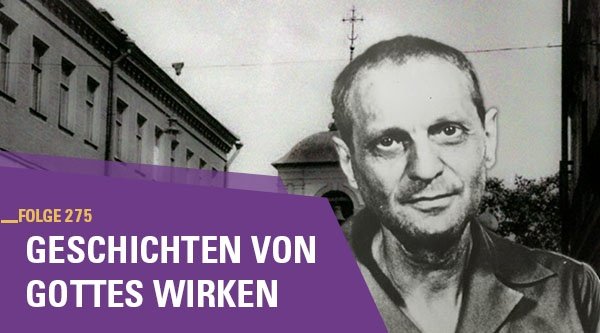 Ein Mann steht vor einer Kirche
