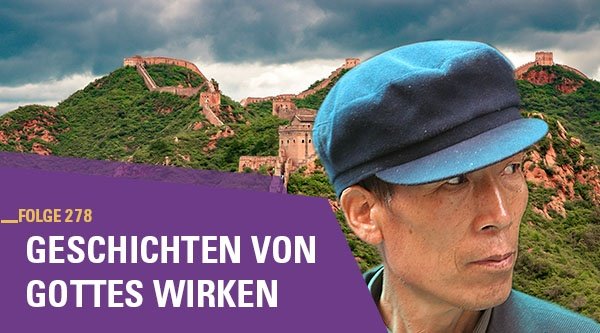 Ein Mann mit Mütze vor einer Berglandschaft.