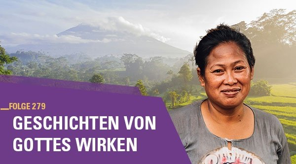 Eine Frau steht vor einer Feldlandschaft