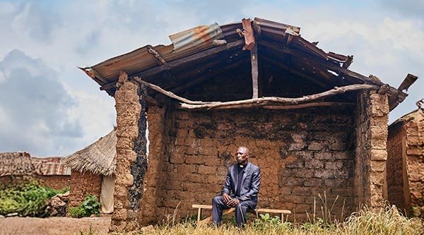 Ein Pastor sitzt in den Trümmern einer zerstörten Kirche