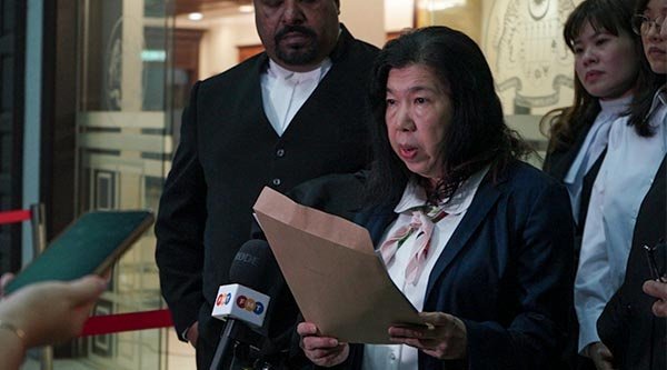 Eine Frau spricht mit der Presse