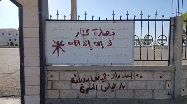 An einer Kirchenmauer stehen Drohbitschaften geschrieben