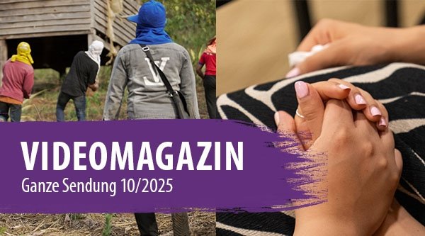 Menschen stehen vor einem Haus und es wird gebetet