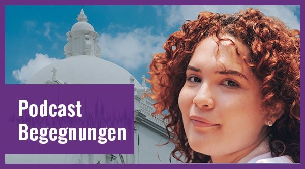 Eine Frau steht vor einem weißen Gebäude