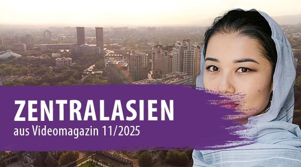 Eine Frau mit Kopftuch steht vor einer Stadt