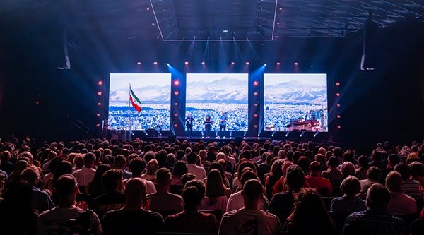 Tausende Christen hören in einer Messehalle die Beiträge von Sprechern aus der verfolgten Kirche.