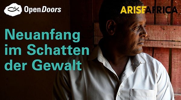 Ein Mann mit Hemd blickt nach links