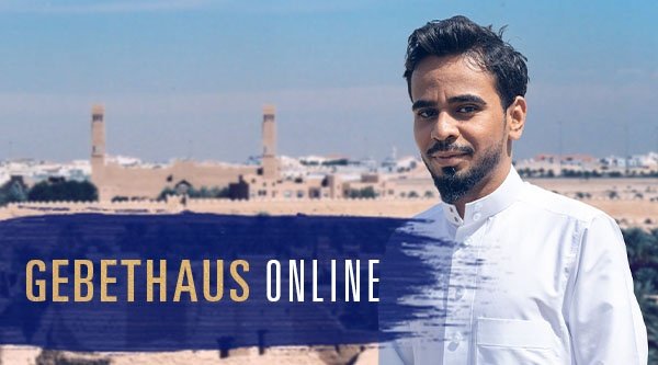 Ein Mann mit weißem Hemd steht vor einer Stadt