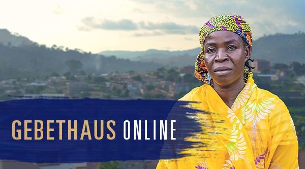 Eine Frau steht vor einer Stadt in Kamerun