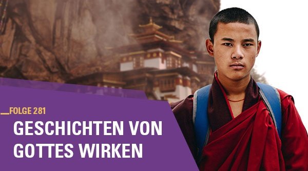 Ein Mann steht vor einem buddhistischen Tempel