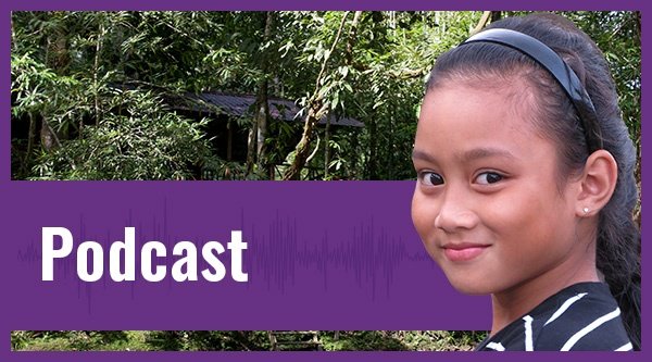 Eine junge Frau vor Pflanzen