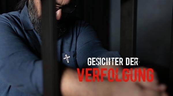 Ein Christ steht hinter Gittern