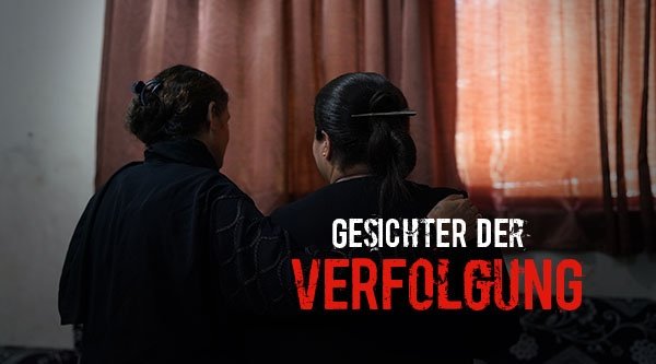Silhouette zweier Frauen von hinten vor einem Vorhang