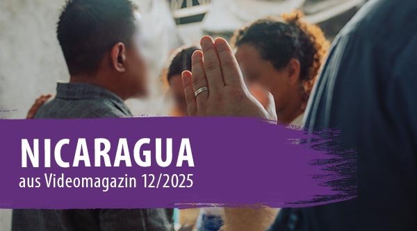 Betende Hände vor einigen Menschen im Hintergrund