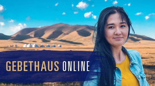 Eine Frau vor einer Berglandschaft