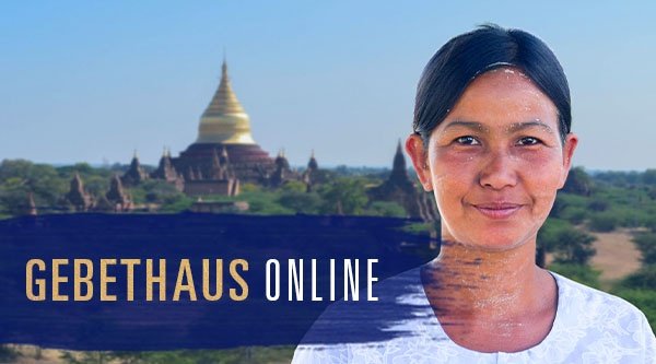 Eine Frau vor einem Tempel in Myanmar