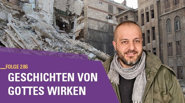 Ein Mann steht vor einem zertrümmerten Haus